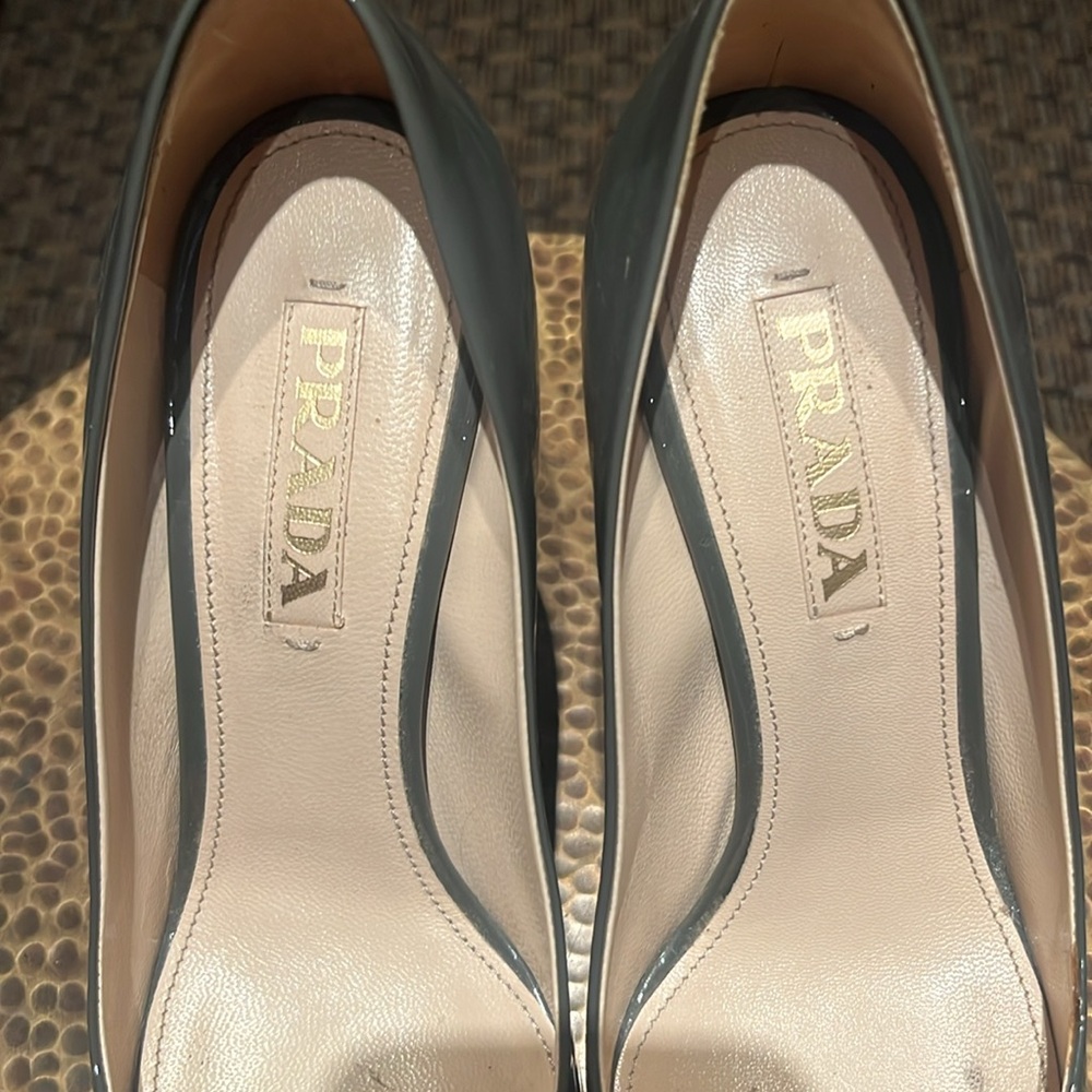 🎉 HOST PICK 🎉 PRADA Gray and Black Women's Pumps - Picture 3 of 6